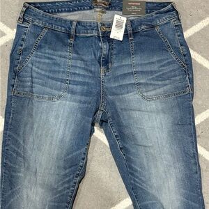 4122
Torrid Crop Boyfriend VS
Backseat Bingo Capri NWT Size 18
$40